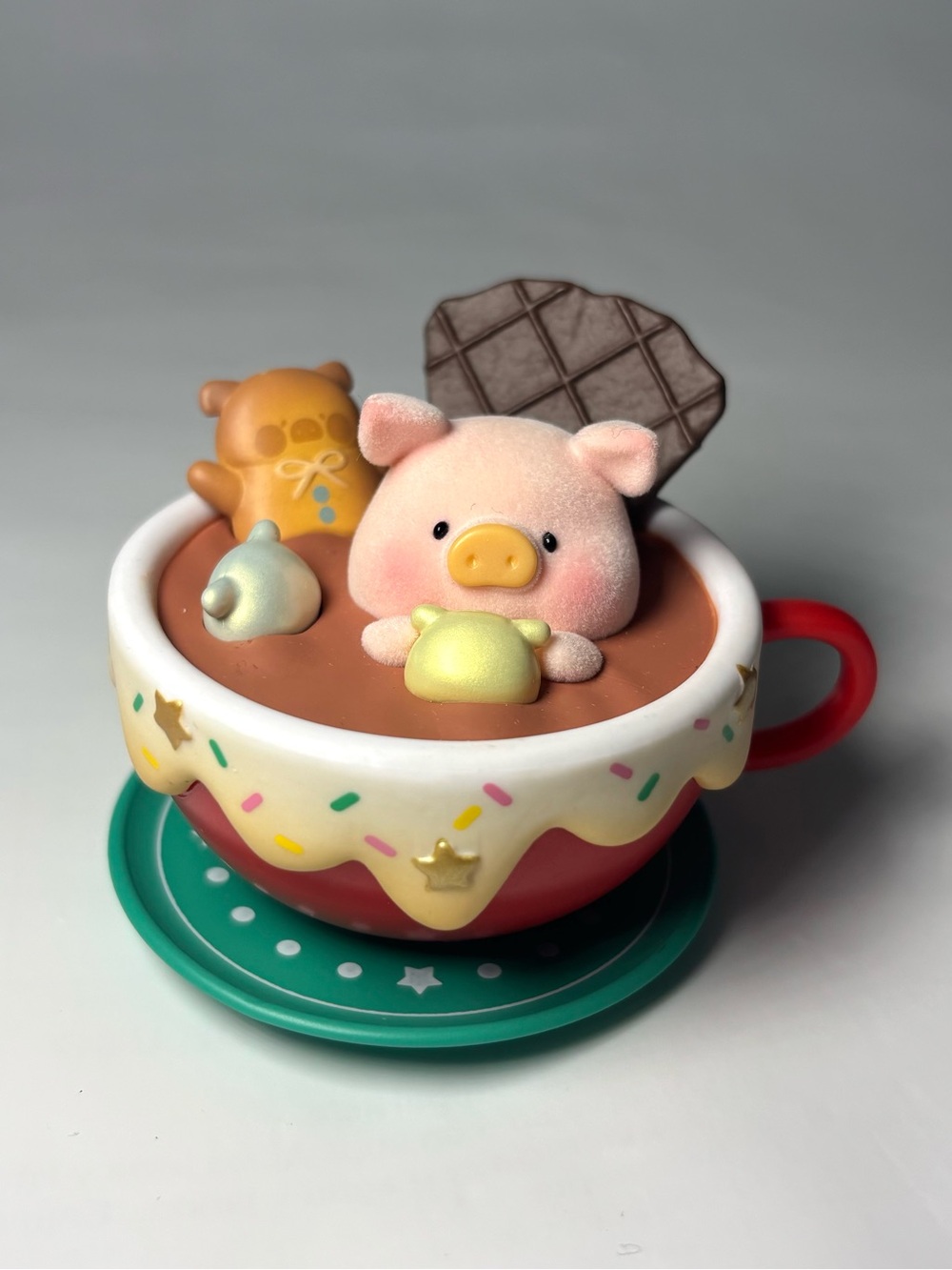 TOYZEROPLUS Lulu the Pig Cici’s Story Christmasland - Hot Chocolate